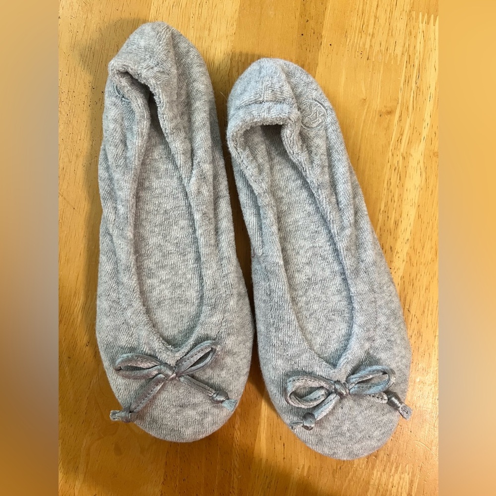 Isotoner Gray Knit Ballet Slippers; size 6.5-7.5